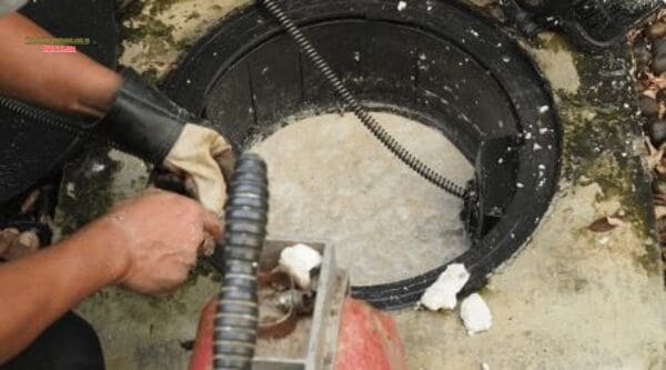 6. Dùng dây lò xo thông tắc mini (dây rút ống)