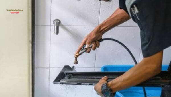 9. Dùng máy xịt áp lực mini để đẩy sạch dầu mỡ