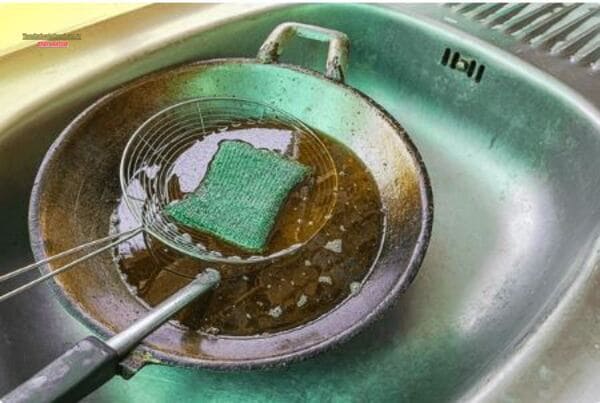 1. Không đổ trực tiếp dầu mỡ thừa xuống chậu rửa