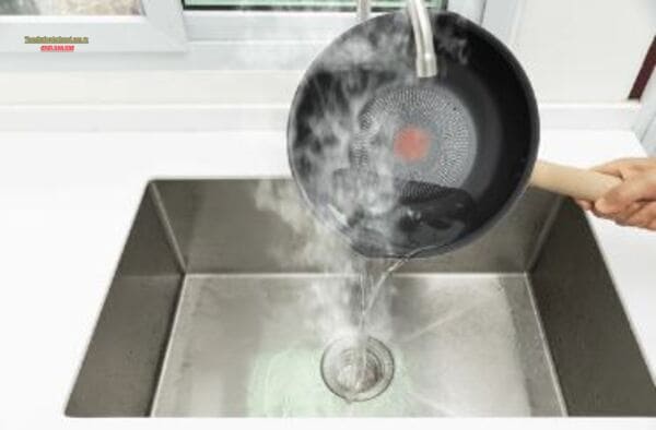 1. Dùng nước nóng – Cách làm tan dầu mỡ nhanh nhất