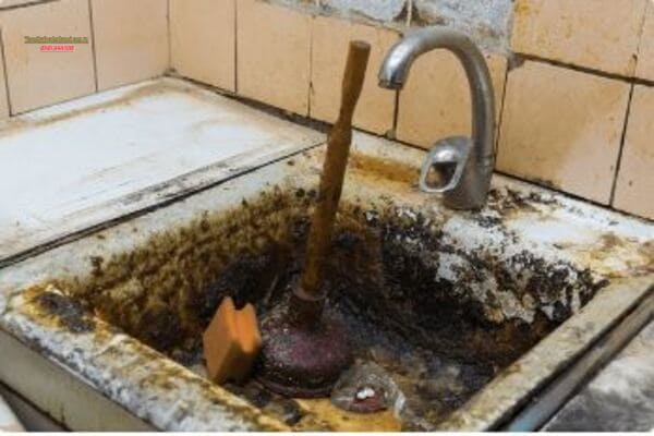 5. Sử dụng pittong (ống thụt) để tạo áp lực đẩy tắc nghẽn