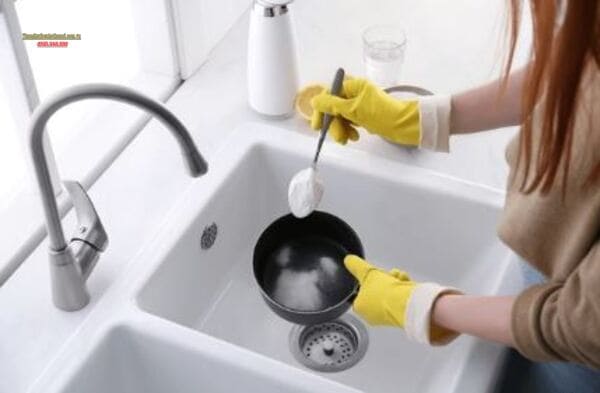 3. Thông tắc bằng baking soda và giấm – Bộ đôi làm sạch siêu mạnh