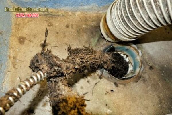 1. Đường ống thoát nước bị tắc do rác thải và dị vật