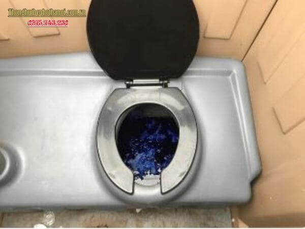 2. Bể phốt đầy hoặc bùn thải đã tích tụ lâu năm