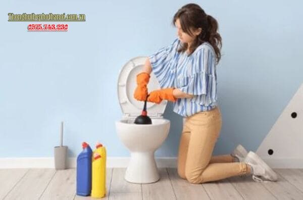 1. Sử dụng pittong cao su để tạo áp lực đẩy cặn xuống dưới