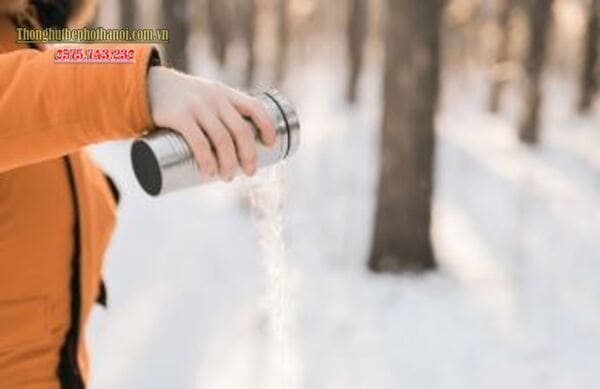 2. Đổ nước nóng kết hợp với baking soda và giấm