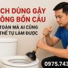 Cách dùng gậy thông bồn cầu an toàn mà ai cũng có thể tự làm được