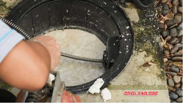 Chuẩn bị trước khi thực hiện thông tắc cống bằng dây lò xo