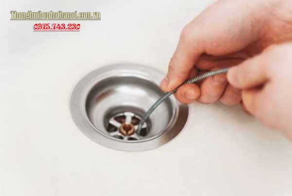 Mẹo giúp thông cống bằng dây lò xo đạt hiệu quả cao