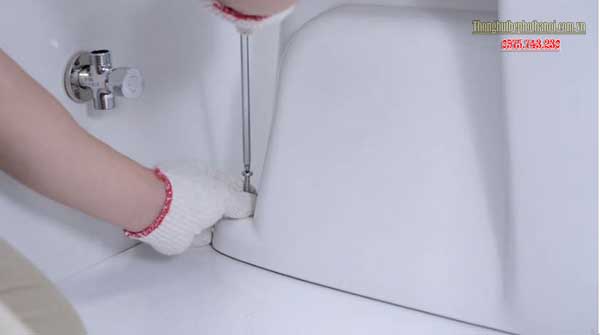 Quy trình lắp đặt bồn cầu Inax chuẩn kỹ thuật3