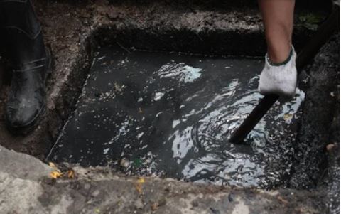 Dấu hiệu cảnh báo nhà máy cần hút bể phốt ngay