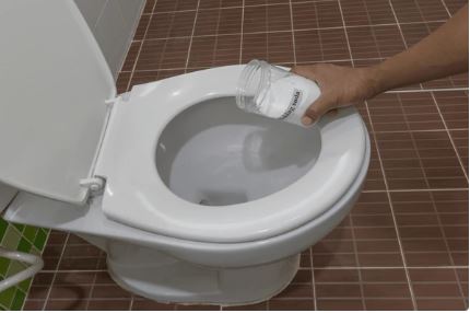 2. Kinh nghiệm thông tắc bồn cầu bằng baking soda và giấm