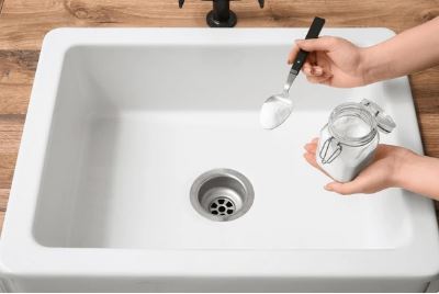 Sử dụng baking soda và giấm để làm mềm chất thải