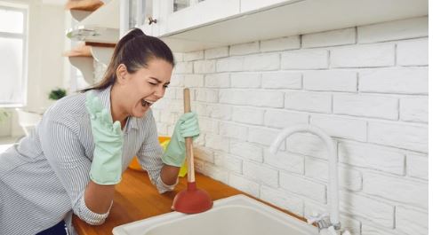 Dùng pittông cao su tạo áp lực đẩy tắc nghẽn