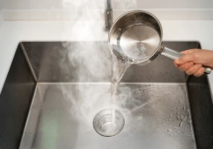 Thông tắc cống bằng nước nóng đúng cách